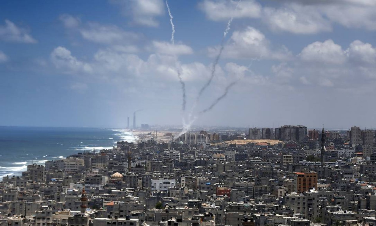 Fumaça de foguetes palestinos é vista depois de serem disparados em direção a Israel Foto: THOMAS COEX / AFP