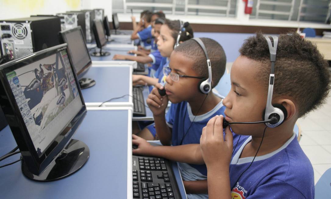 
Alunos da Escola Estadual Hermínia Calda, em Caxias, usam computadores no laboratório de informática: espaço ainda concentra o uso da tecnologia nas escolas
Foto:
/
Divulgação
