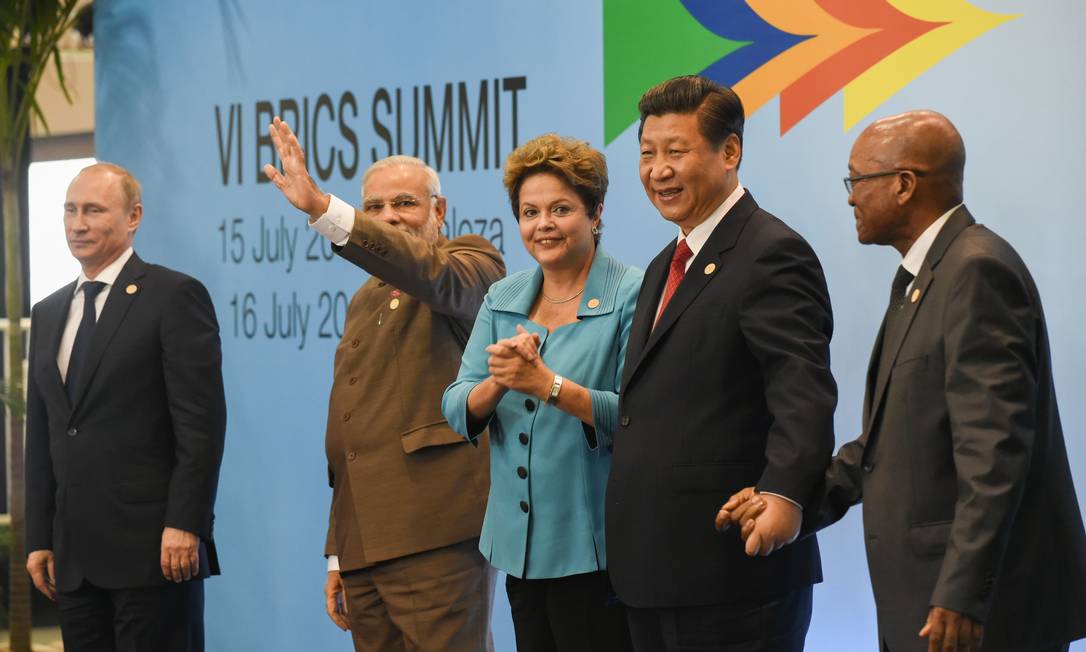 
O presidente russo, Vladimir Putin, o premier indiano Narendra Modi e os presidentes brasileiro, Dilma Rousseff, chinês Xi Jinping e sul-africano Jacob Zuma
Foto:
YASUYOSHI CHIBA
/
AFP
