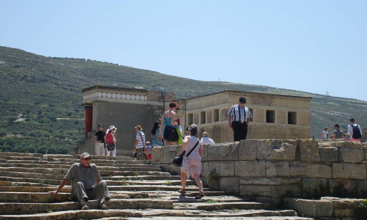 Turistas descobrem o Palácio de Knossos. Não há provas contundentes, mas é o endereço conhecido do labirito do Minotauro Foto: Vasilis Petridis / Especial para O Globo