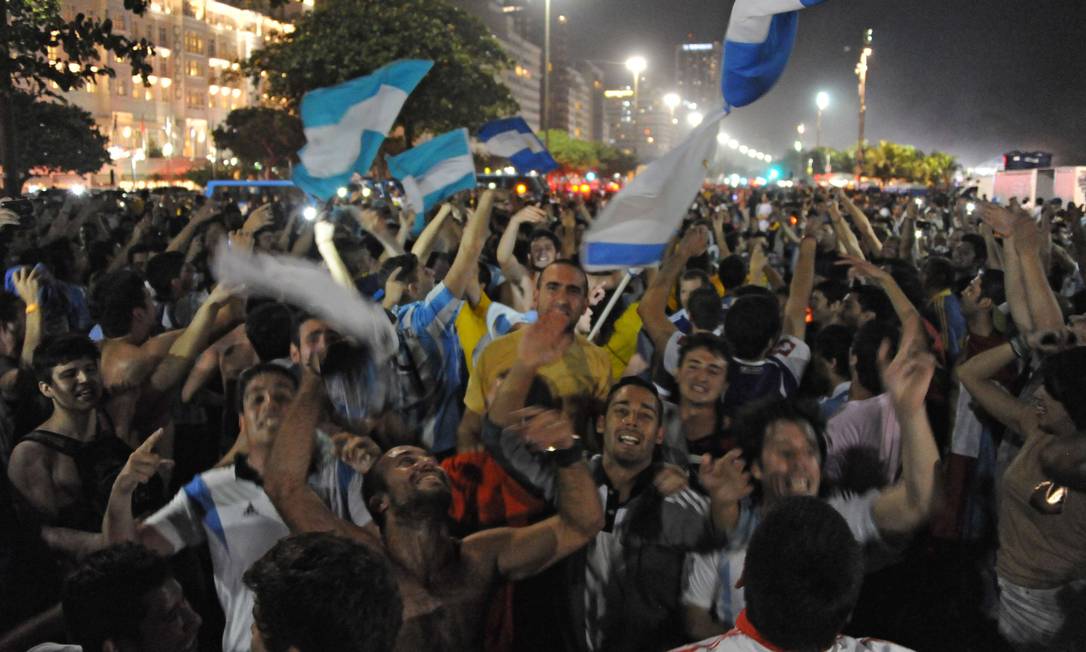 Invasão. A presença em grande número de argentinos foi um dos destaques da Copa, mas provocações de parte a parte causaram tumultos. Preocupação é que rixa saia do futebol e intolerância prejudique relação entre os dois países Foto:
/ AFP/TASSO MARCELO