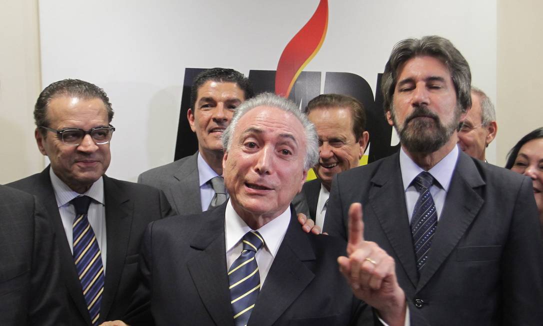
Vice-presidente da República ao lado de Henrique Eduardo Alves (à esquerda) e Valdir Raupp (á direita)
Foto:
Ailton de Freitas
/
O Globo
