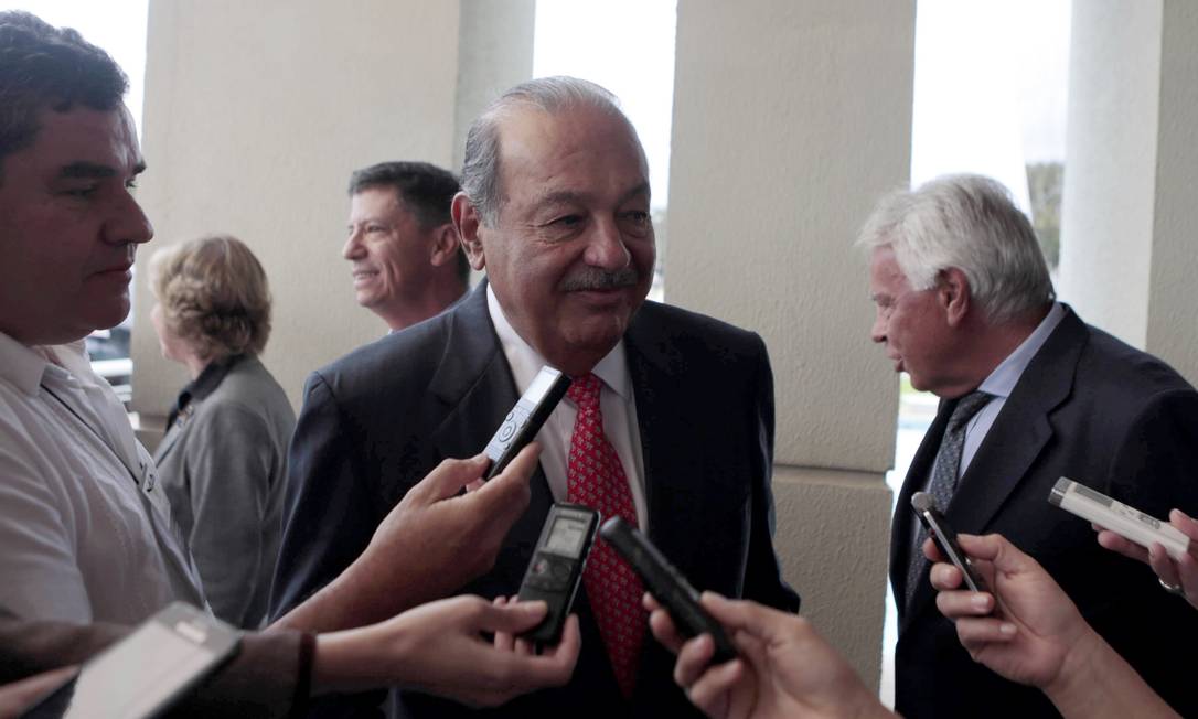 
O bilionário mexicano Carlos Slim fala com jornalistas após encontro anual da Fundação Círculo de Montevidéu
Foto:
Reuters
