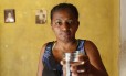 
SEM ÁGUA: Embora tenha um hidrômetro, Vanessa Martins não recebe água da rede e sequer tem torneira em casa
