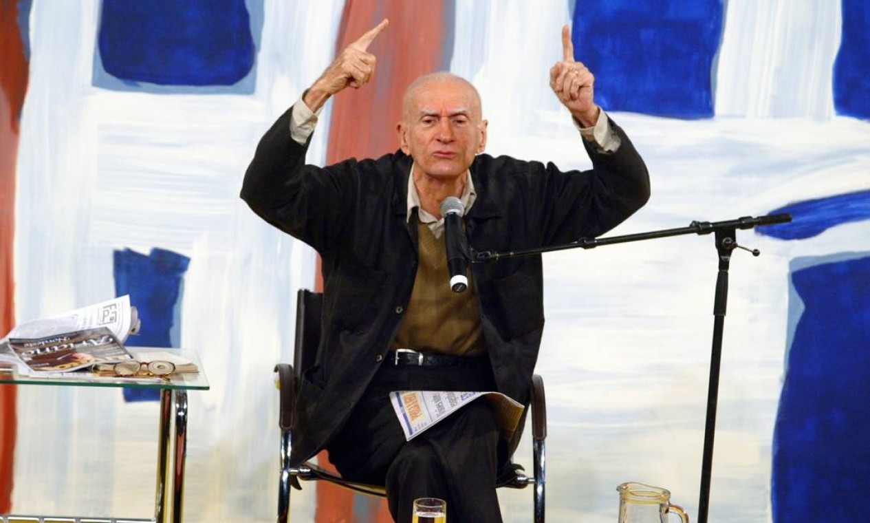 Na imagem, ele gesticula em sua mesa na Festa Literária Internacional de Paraty (Flip), em 2005 Foto: Domingos Peixoto / Agência O Globo