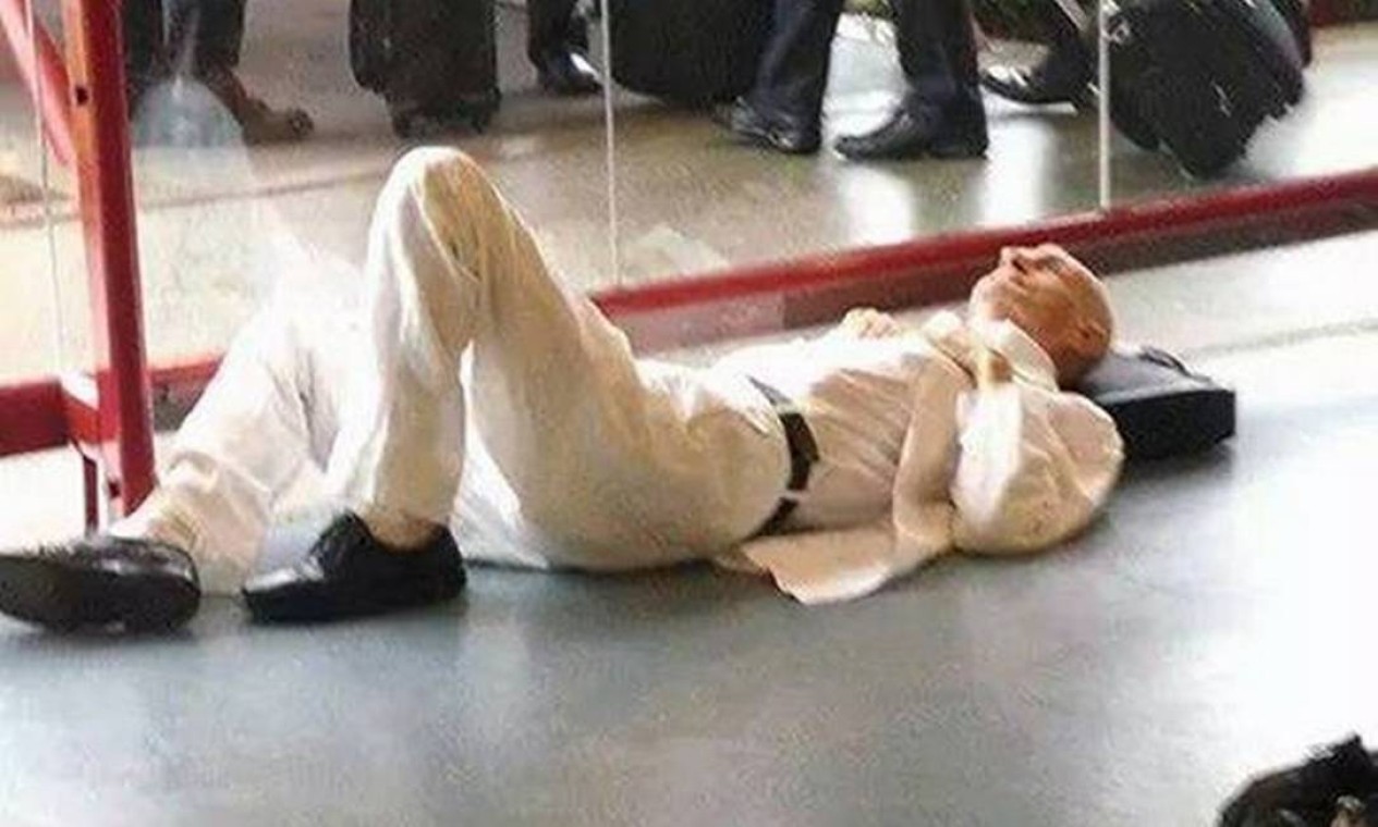 Em abril deste ano, foi flagrado deitado em aeroporto de Brasília. Disse que estava 'cansado' Foto: Reprodução