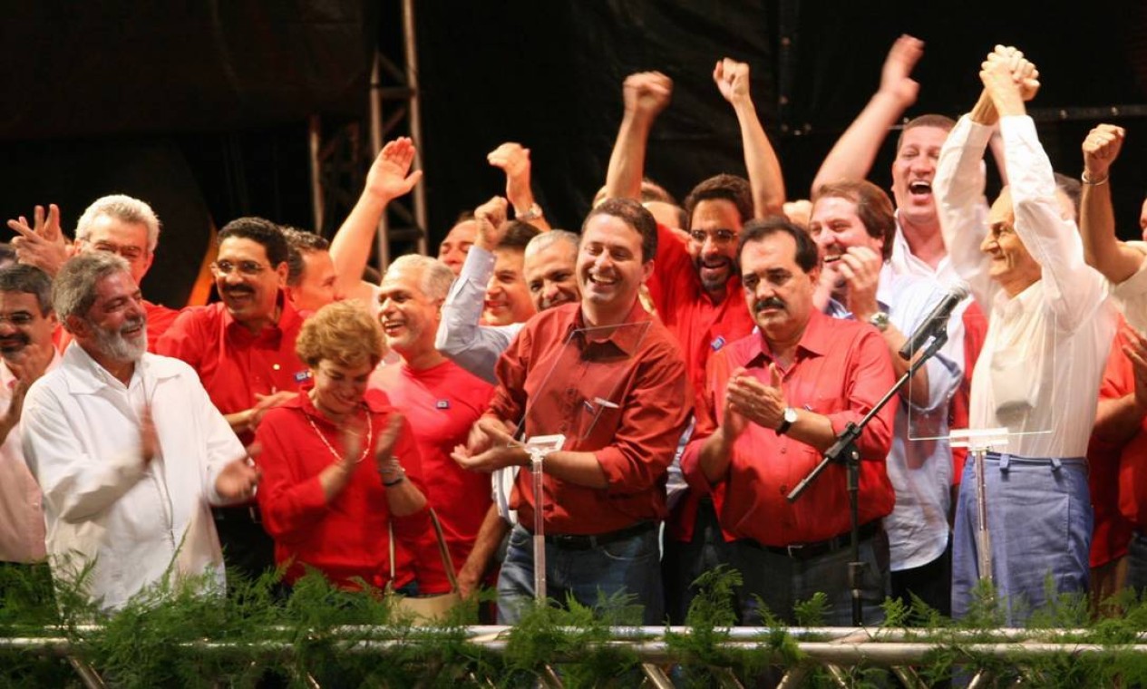 Em 2006, participou do comício do então presidente, que buscava a reeleição. Junto a ele, Eduardo Campos, marido de sua sobrinha, Renata Foto: Hans Von Manteuffel / Agência O Globo