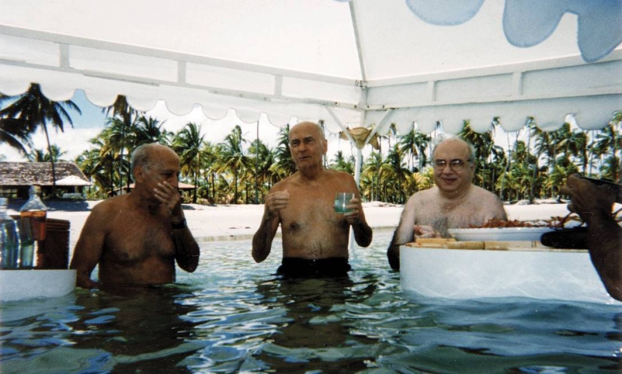 Em 1999, um trio de peso se reune em Porto de Galinhas: ao centro, Suassuna come e bebe com os amigos Millôr Fernandes e Luis Fernando Verissimo Foto: Cora Rónai / Divulgação