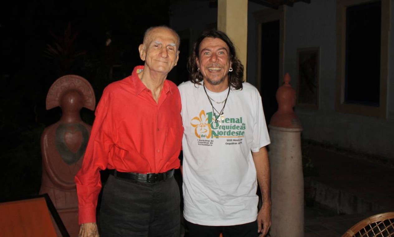 Em 2011, posa com o amigo Lenine, a quem havia convidado para visitar sua casa — sem que o músico soubesse quem era o anfitrião Foto: Paula Gomes / Agência O Globo
