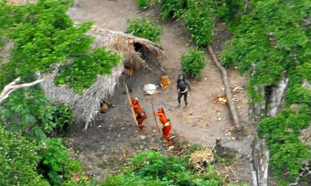 Índios no Rio Envira, entre a fronteira do Peru e do Acre, onde fica a tribo dos Ashaninkas, em foto de 2008 Foto: Gleison Miranda/AP / Funai