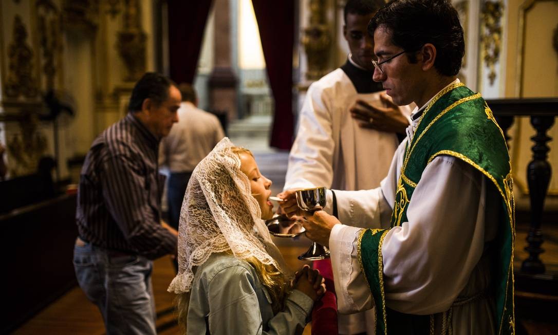 Missas Em Latim E Com Padre De Costas Para Fiéis Atraem Jovens Católicos Conservadores Jornal 9177