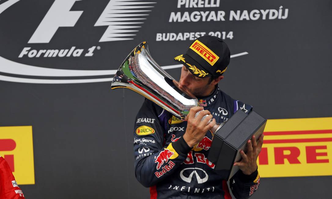 Daniel Ricciardo beija o troféu após vencer o Grande Prêmio da Hungria de Fórmula-1 Foto: Laszlo Balogh / Reuters
