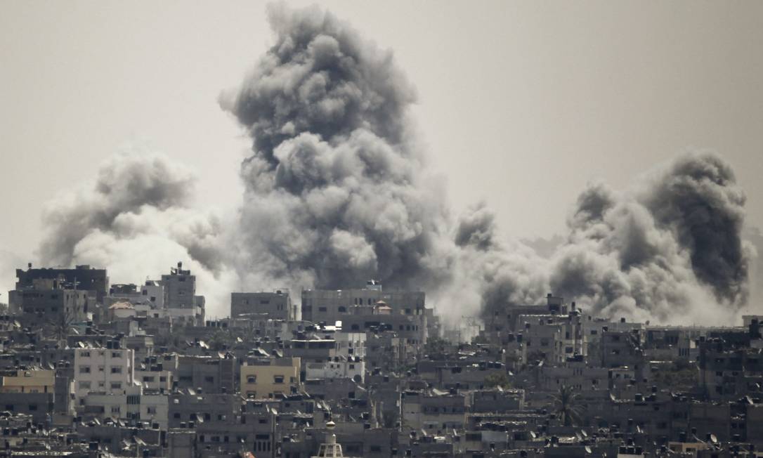 
Fumaça sobe durante a ofensiva israelense no Leste da Cidade de Gaza
Foto:
AHMED ZAKOT
/
REUTERS
