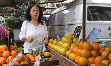 
Antônia Amaral compra laranja em uma feira na Glória, no Rio: gasto semanal subiu R$ 50
Foto: Adriana Lorete