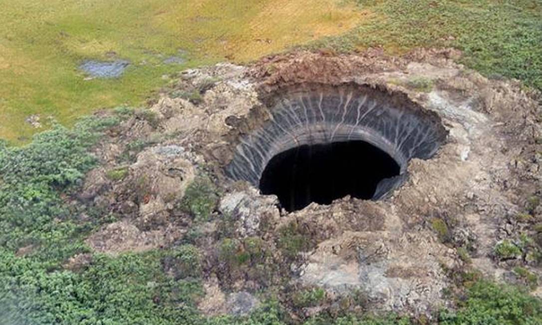 
Nova cratera tem cerca de 15 metros de diâmetro e formato de funil
Foto:
Marya Zulinova, assessoria de imprensa do governo da região de Yamal-Nenets
