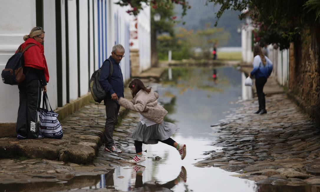
Turistas tentam driblar os bolsões d’água em Paraty
Foto:
Felipe Hanower
/
Agência O Globo
