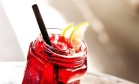 
No Meza Bar, o pote abriga o coquetel com Ketel One vodca, licor de cassis, cranberry, limão e soda
Foto: Divulgação / Rafael Mosca