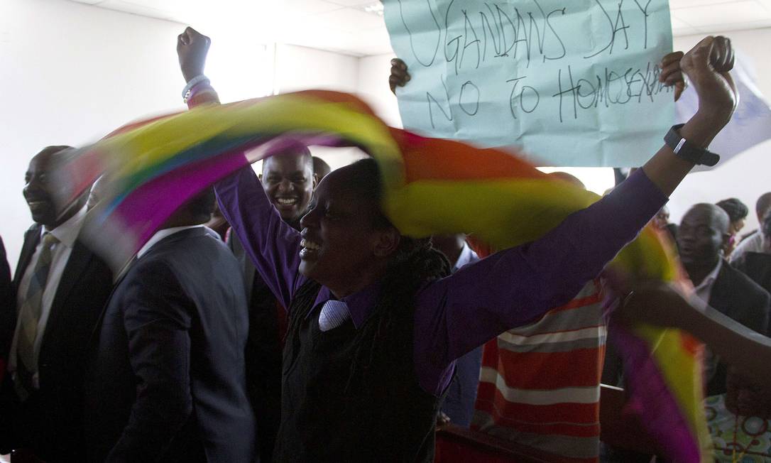 Members of Uganda's gay community and gay rights activists react as the constitutional court overturns anti-gay laws in Kampala on August 1, 2014. The court overturned the laws that had been branded draconian by rights groups, saying they had been wrongly passed by parliament. The law is "null and void," the presiding judge told the court, saying the process had contravened the constitution, as it has been passed in parliament in December without the necessary quorum of lawmakers. AFP PHOTO/ISAAC KASAMANI Foto: ISAAC KASAMANI / AFP