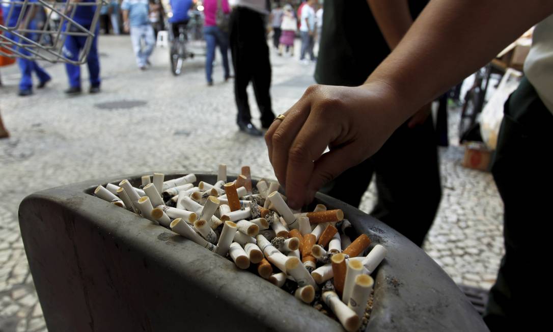 
Fumantes enchem o cinzeiro de uma banca de jornal no Centro do Rio
Foto:
Gabriel de Paiva
/
