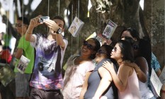 Visitantes tiram selfie no último dia da FLIP Foto: Felipe Hanower / Agência O Globo