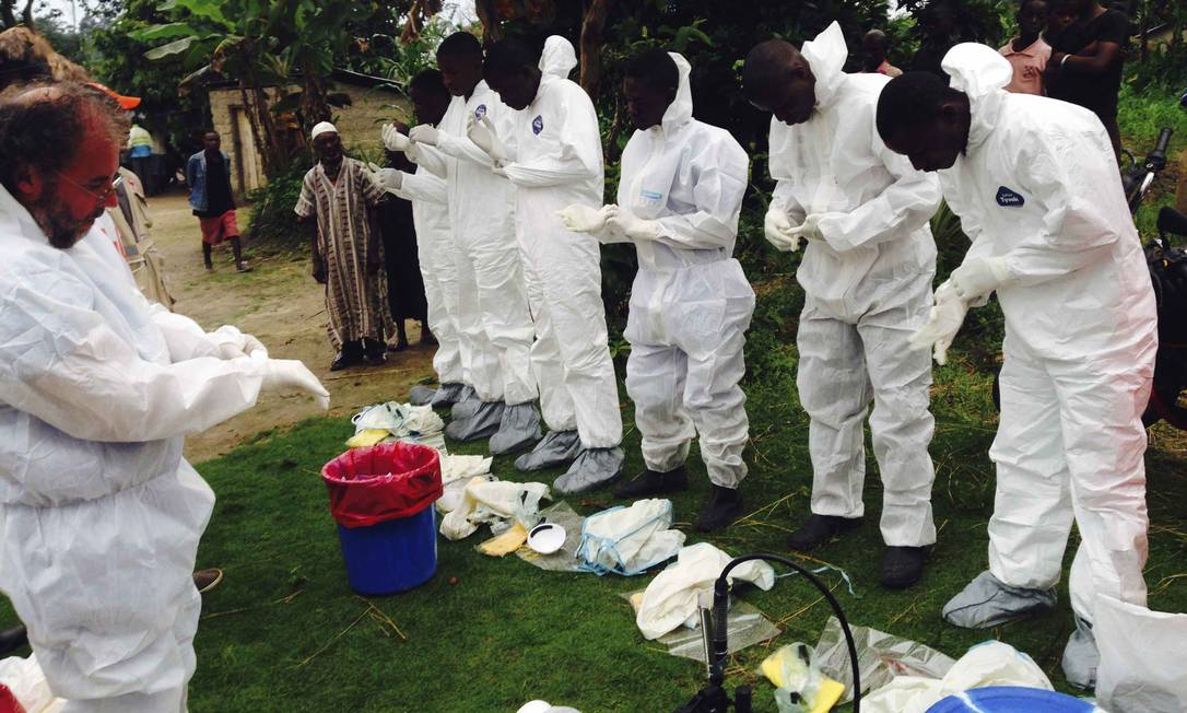 REFILE - CORRECTING DATE
Volunteers prepare to remove the bodies of people who were suspected of contracting Ebola and died in the community in the village of Pendebu, north of Kenema July 18 , 2014.Hundreds of troops were deployed in Sierra Leone and Liberia on Monday to quarantine communities hit by the deadly Ebola virus, as the death toll from the worst-ever outbreak reached 887 and three new cases were reported in Nigeria. Picture taken July 18, 2014. REUTERS/WHO/Tarik Jasarevic/Handout via Reuters (SIERRA LEONE - Tags: DISASTER HEALTH)
ATTENTION EDITORS - THIS PICTURE WAS PROVIDED BY A THIRD PARTY. REUTERS IS UNABLE TO INDEPENDENTLY VERIFY THE AUTHENTICITY, CONTENT, LOCATION OR DATE OF THIS IMAGE THIS PICTURE IS DISTRIBUTED EXACTLY AS RECEIVED BY REUTERS, AS A SERVICE TO CLIENTS. FOR EDITORIAL USE ONLY. NOT FOR SALE FOR MARKETING OR ADVERTISING CAMPAIGNS. THIS IMAGE HAS BEEN SUPPLIED BY A THIRD PARTY. IT IS DISTRIBUTED, EXACTLY AS RECEIVED BY REUTERS, AS A SERVICE TO CLIENTS Foto: HANDOUT / REUTERS