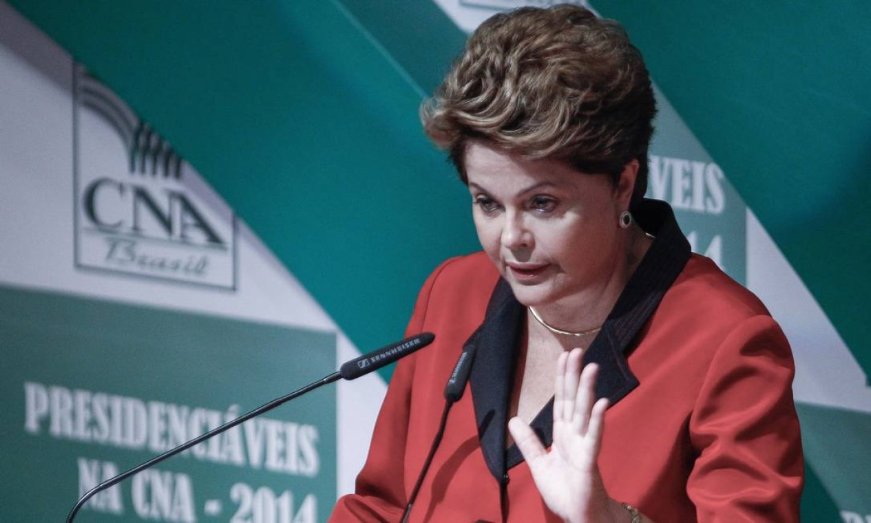 Dilma foi a última a subir no palco; antes mesmo de começar a ser sabatinada pela CNA, a presidente apresentou dados que tentavam demonstrar o esforço de seu governo para atender as demandas da agropecuária Foto: Andre Coelho / Agência O Globo