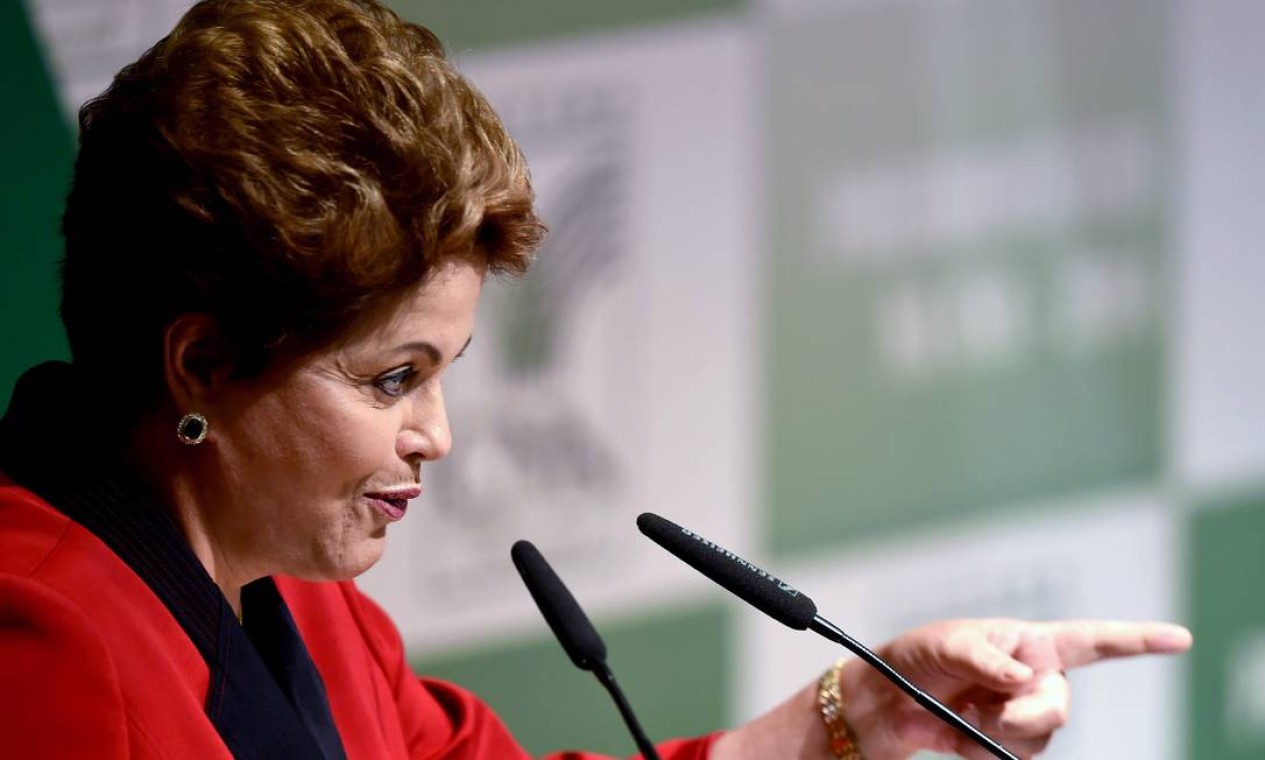 Sobre infraestrutura, Dilma defendeu a integração dos diferentes modais — aquaviário, rodoviário e ferroviário. Ela também reclamou que há 20 anos não havia uma política de assistência técnica e que agora há Foto: Evaristo Sa / AFP