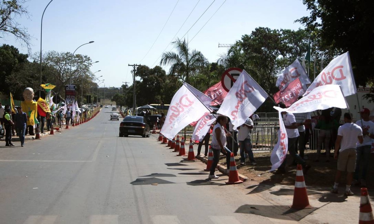 Na frente da CNA, militantes dos partidos marcaram presença Foto: Jorge William / O Globo