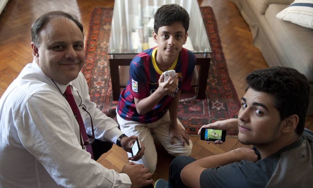
Família ligada. Theo e Caio, de 12 e 15 anos, e o pai, Paulo. “Meus filhos são produtos tecnológicos”, diz o advogado
Foto:
Adriana Lorete
