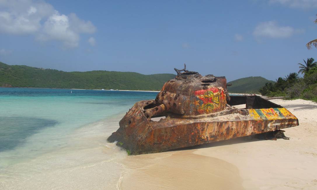 
A carcaça de um tanque na praia de Flamenco, lembrança da época em que as Forças Armadas dos Estados Unidos faziam exercícios militares em Porto Rico
Foto: Barbara Marcolini /
O Globo
