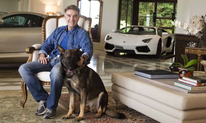 O empresário Eike Batista em sua casa. Ao fundo, a Lamborghini 'decorativa' Foto: Paulo Vitale / Veja