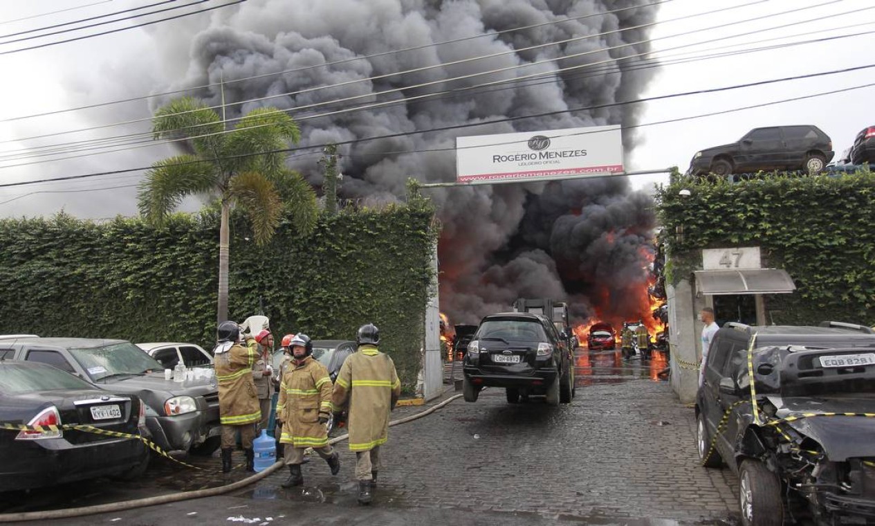 Bombeiros de onze quartéis foram chamados para tentar controlar incêndio em depósito de carros Foto: Márcio Alves / Agência O Globo