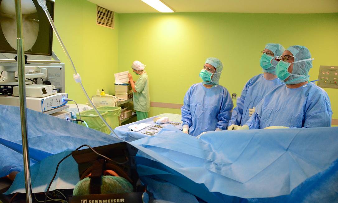 
Paciente se acalma vendo imagens do espaço durante cirurgia na Espanha
Foto:
Divulgação
