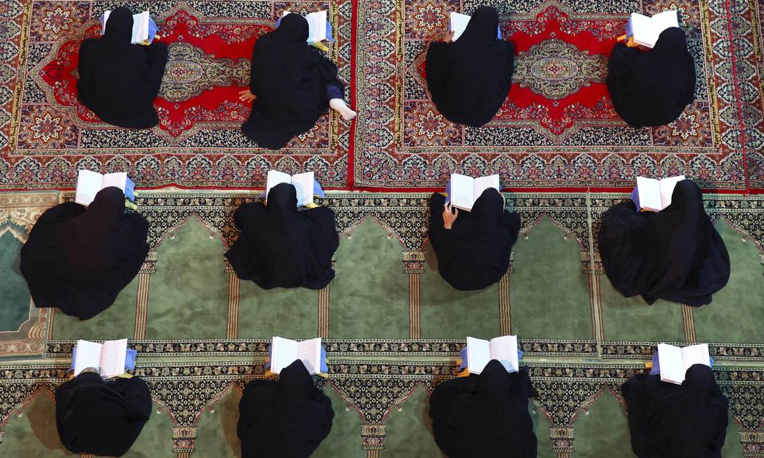 
Iranianas recitam versos do Alcorão no templo de Mohammad Helal Ibn Ali, em Aran
Foto:
Vahid Salemi
/
AP
