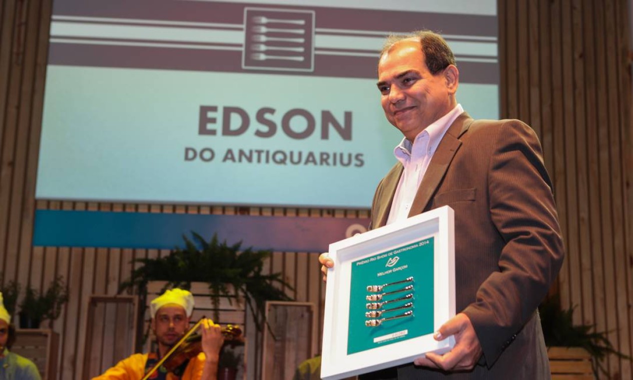 O prêmio de melhor garçom ficou com Edson, do Antiquarius Foto: Cecília Acioli/O Globo
