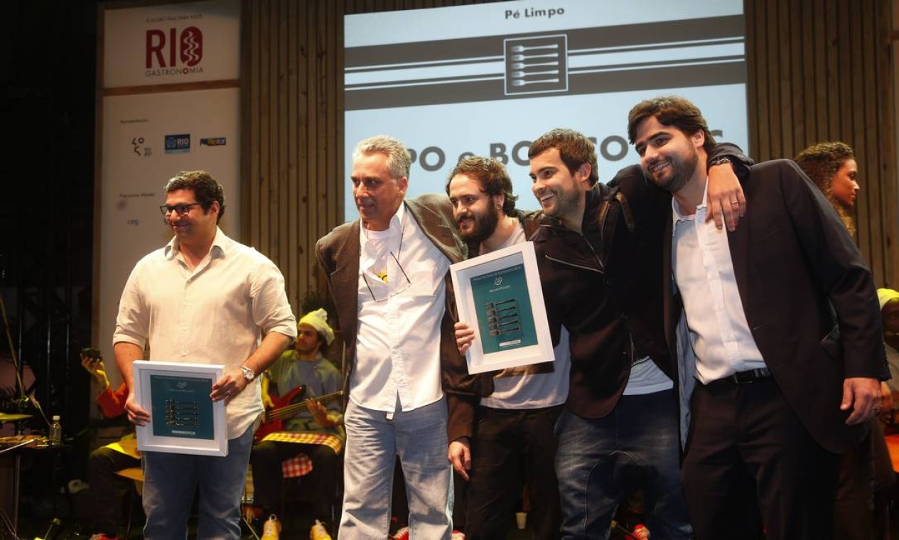 A turma do Boteco DOC recebeu o prêmio de melhor pé-limpo, empatado com o Pipo, do Felipe Bronze Foto: Marcelo Carnaval / Agência O Globo
