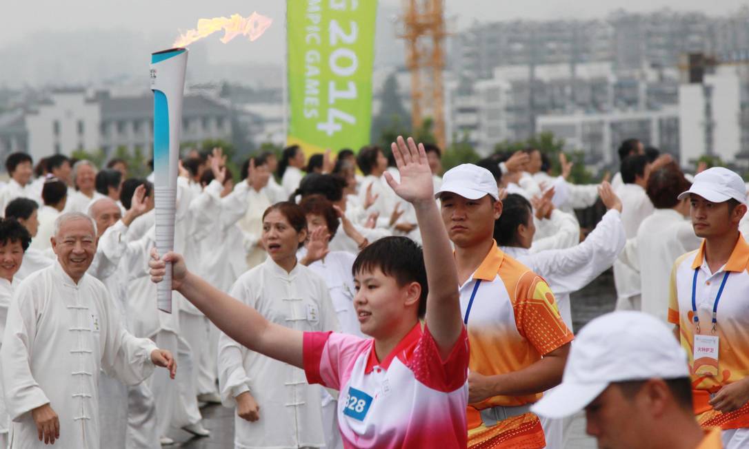 
Estudante do ensino médio segura a tocha na abertura dos Jogos Olímpicos da Juventude em Nanquim, na China
Foto:
STR
/
AFP
