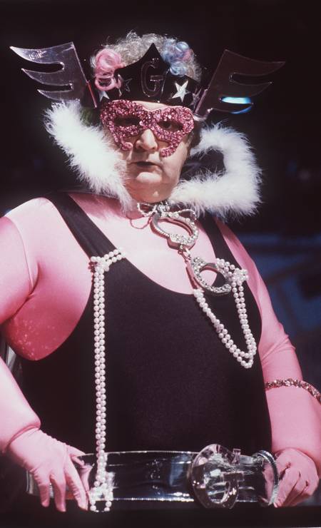 Um dos tipos mais memoráveis do humorista, o Capitão Gay era um super-herói homossexual, que usava uniforme cor de rosa e andava com seu ajudante, Carlos Sueli (Eliezer Motta) Foto: Adir Méra / Agência O Globo
