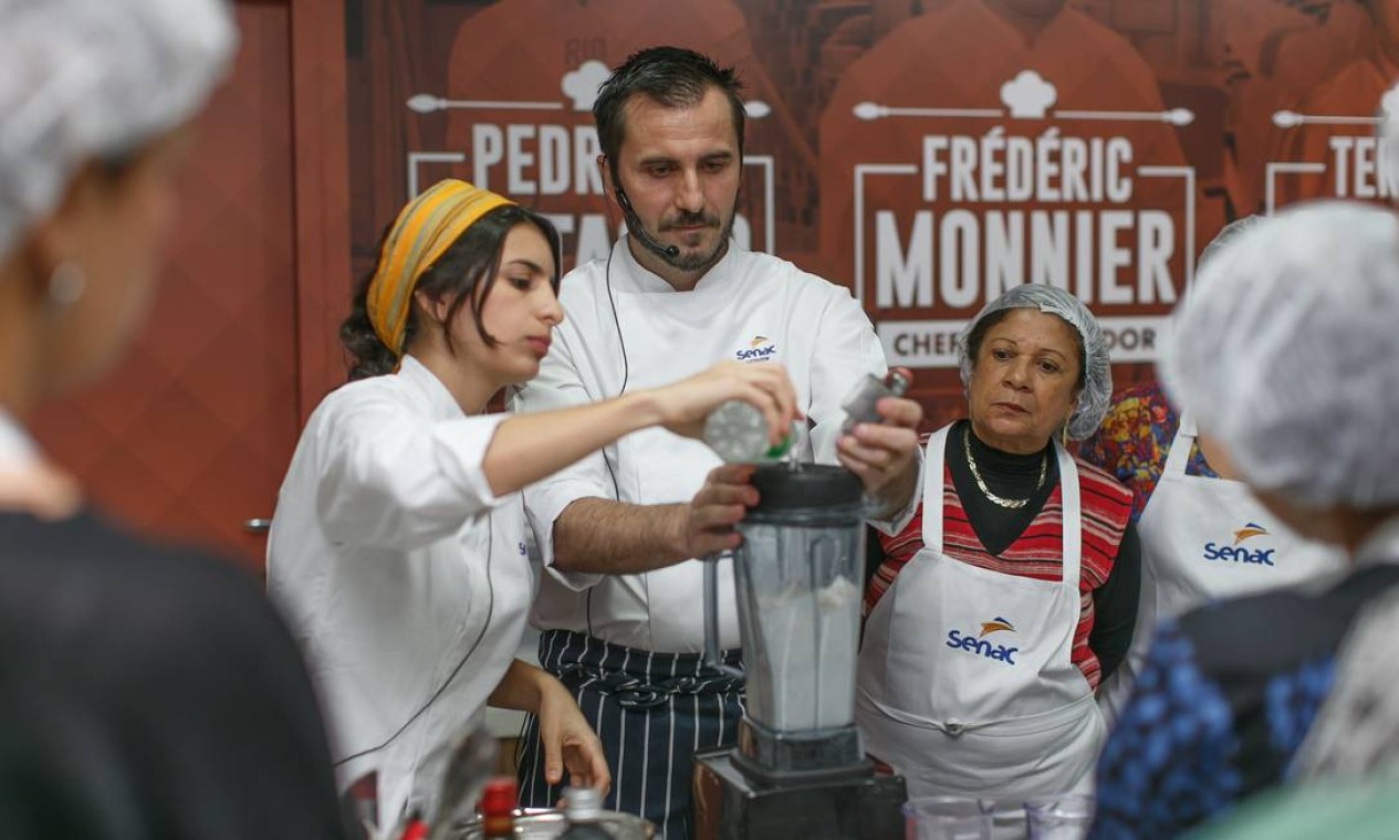 No Espaço Senac, o chef Damien Montecer e a nutricionista Amanda Wanderley Foto: Marco Sobral/O Globo / O Globo