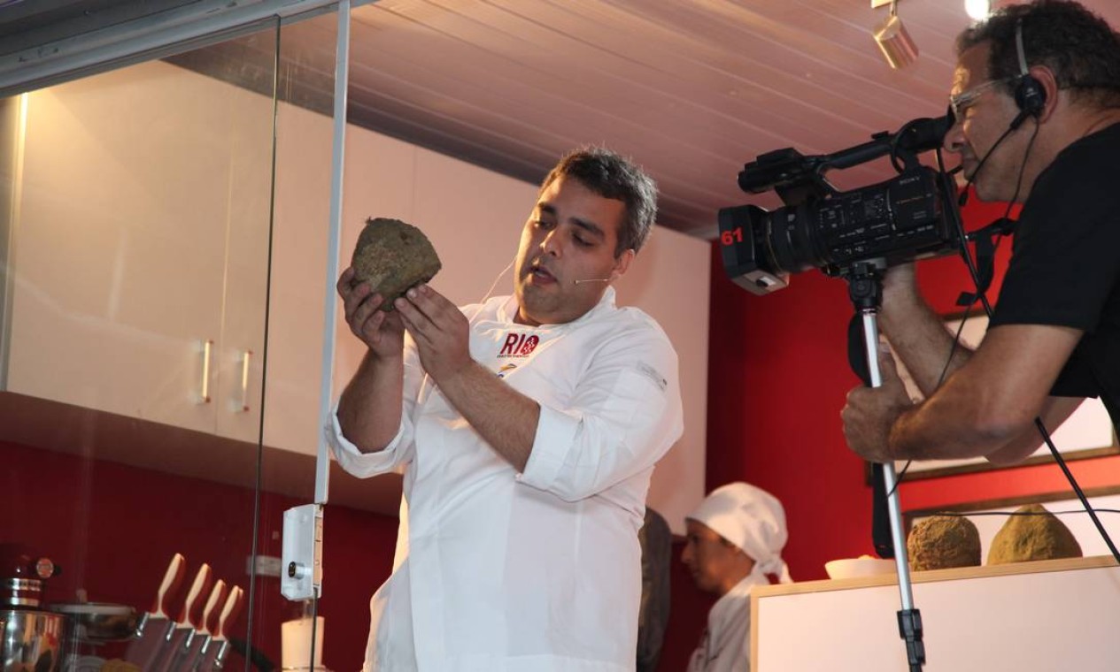 No Caminhão Cozinha Show, o chef Bernardo Worms na aula 'Inovando na cozinha' Foto: Bianca Pimenta/O Globo