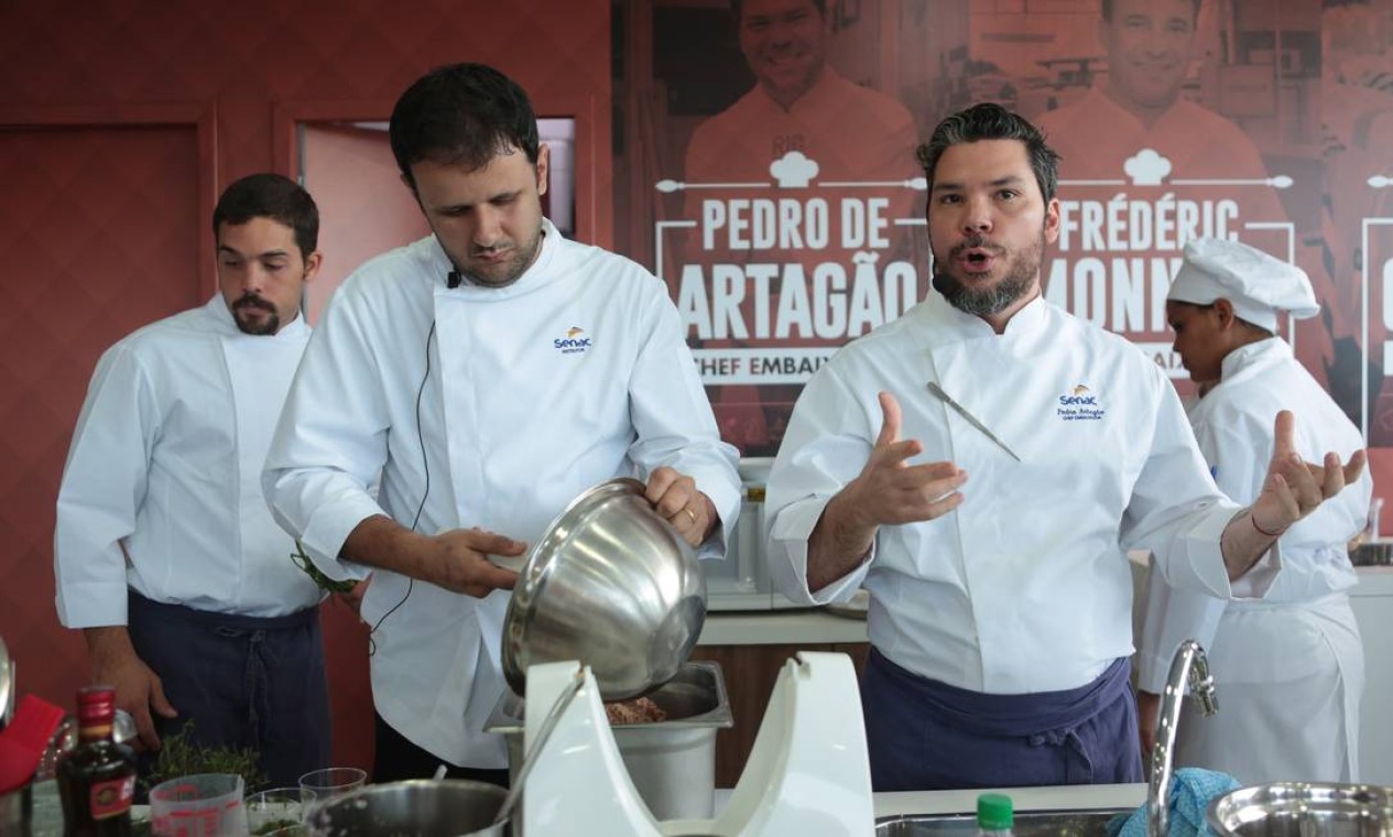 O chef Pedro de Artagão cozinhou com o proprietário do Bar do Momo, no Espaço Senac Foto: Cecília Acioli/O Globo
