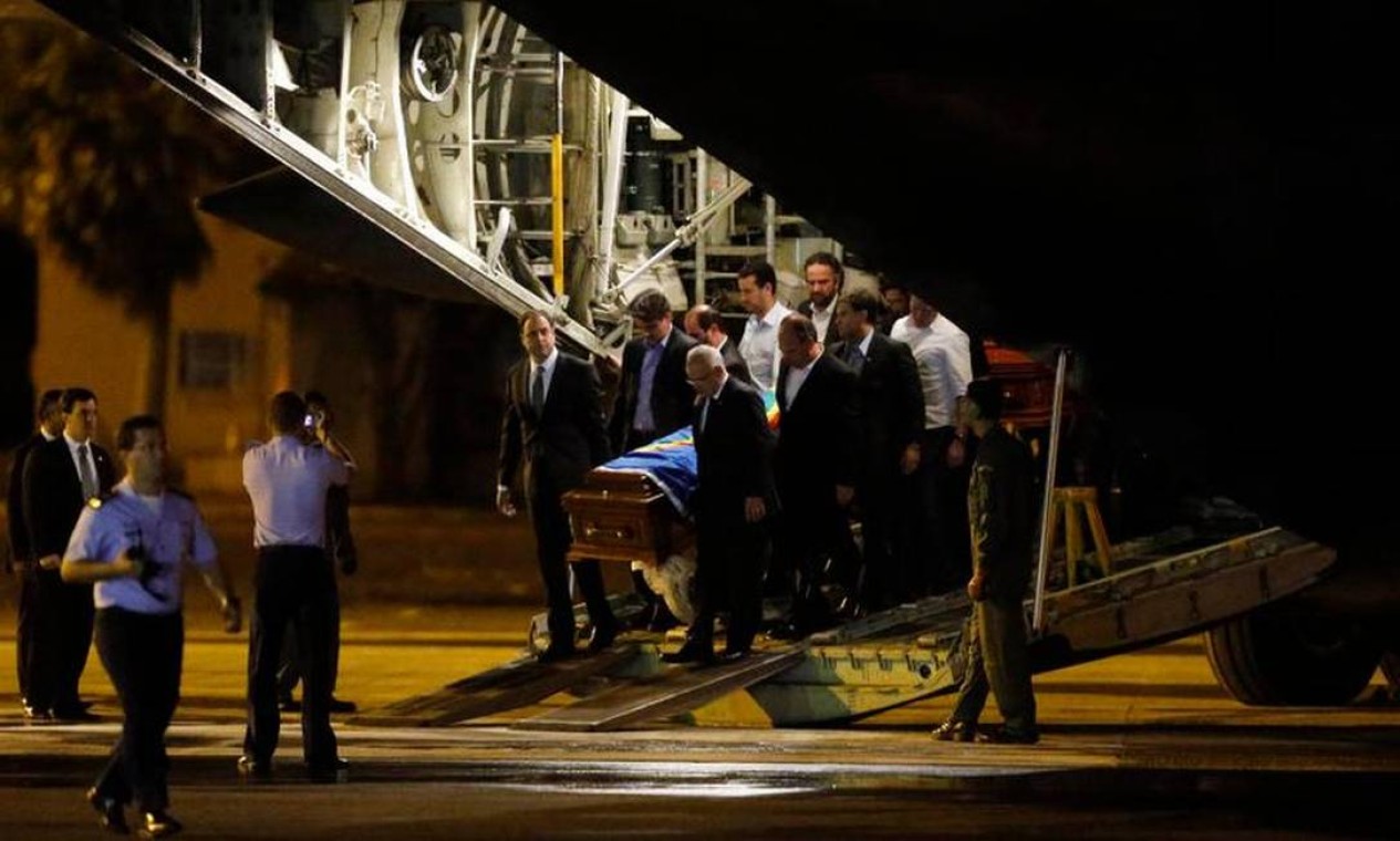O momento do desembarque do caixão de Eduardo Campos Foto: Reuters