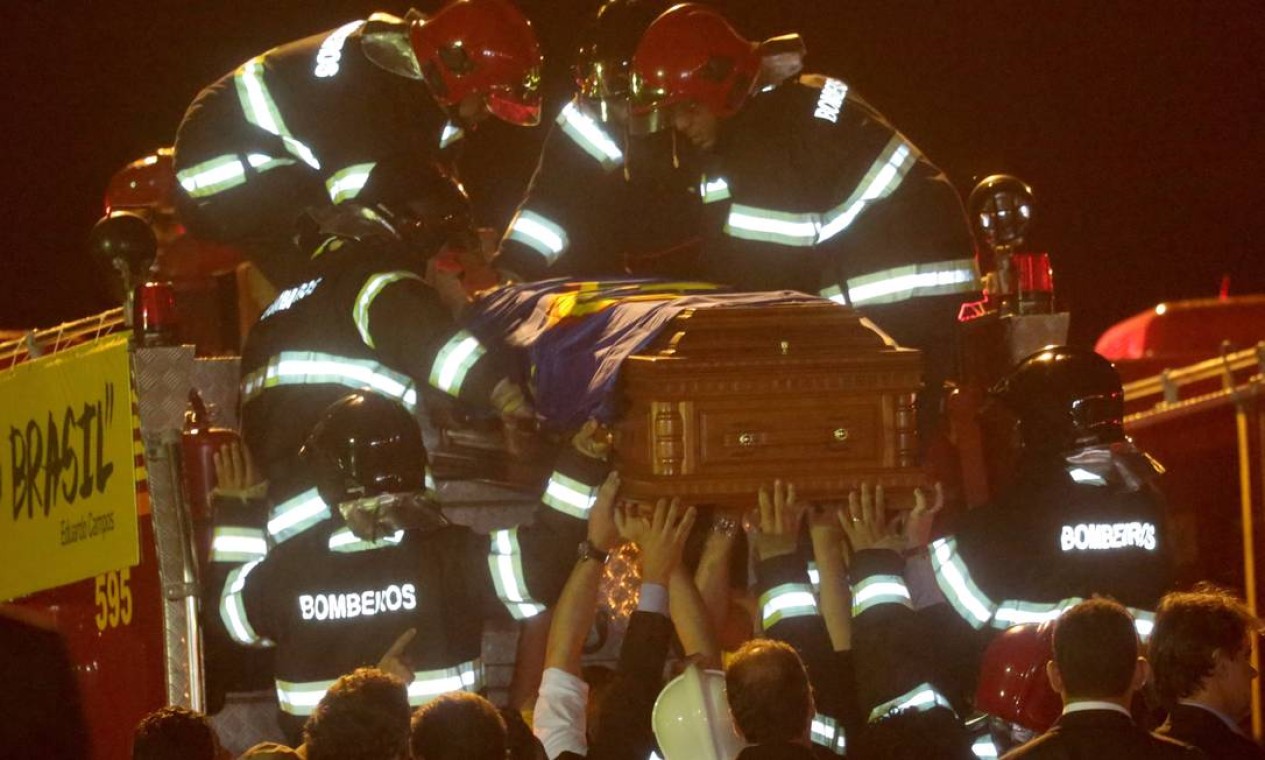 Bombeiros colocam caixão em carro que segue para cortejo por inúmeros bairros da capital pernambucana Foto: Pedro Kirilos / Agência O Globo