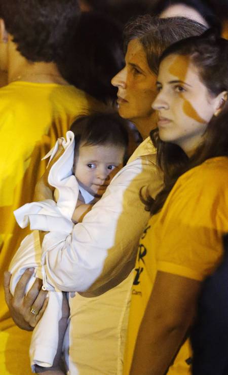Renata Campos e o filho Miguel aguardam na Base Aérea de Recife Foto: PAULO WHITAKER / REUTERS