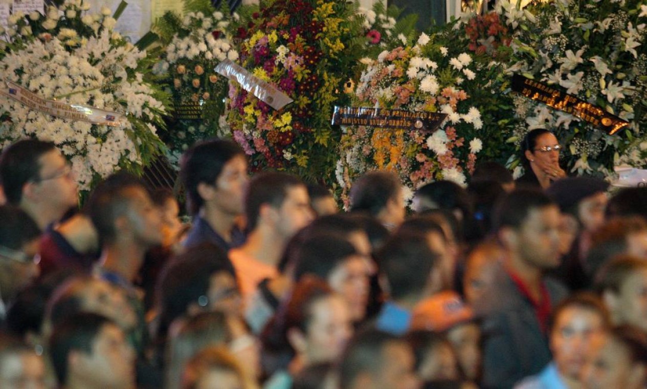 Inúmeras coroas de flores depositadas em homenagem a Eduardo Campos Foto: André Coelho / Agência O Globo