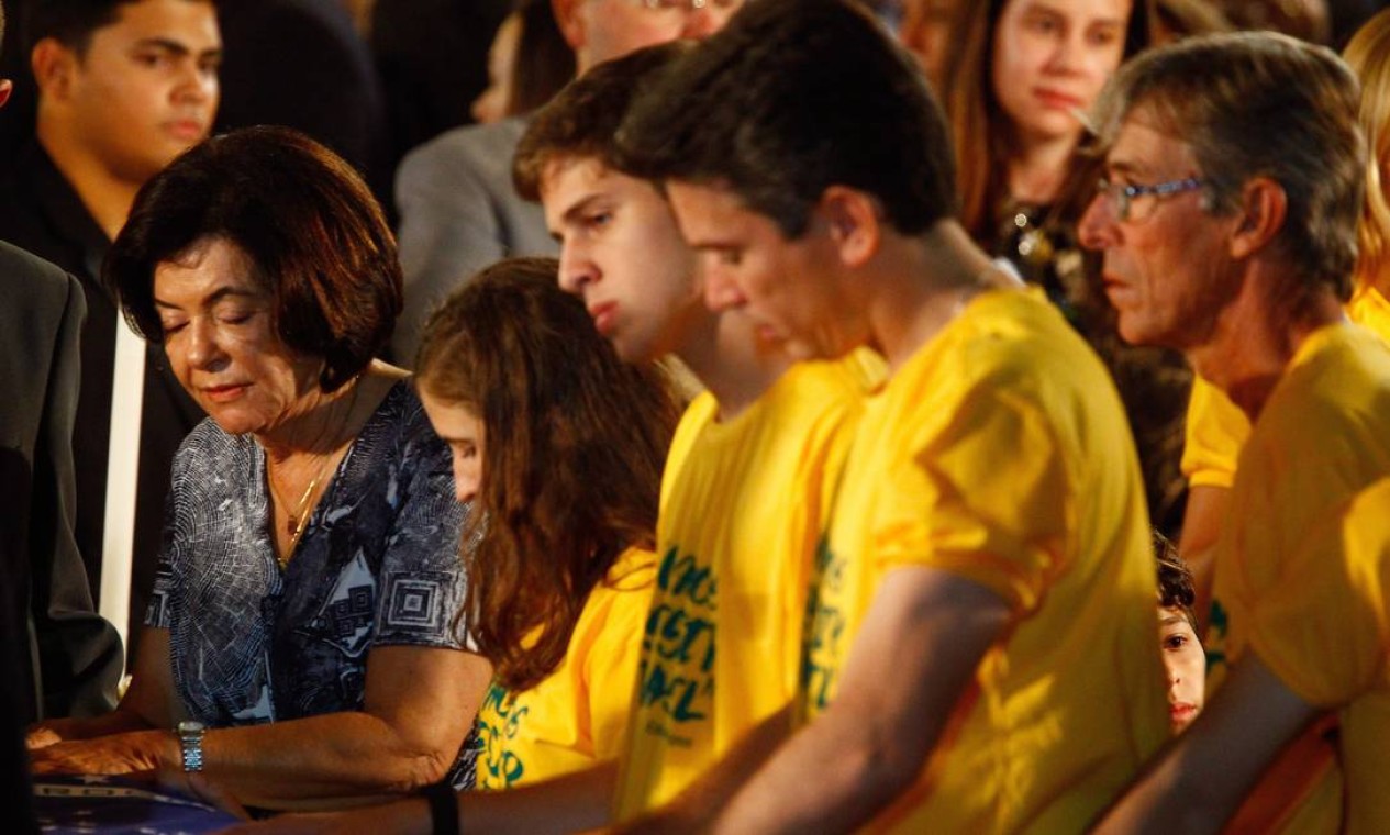A mãe de Eduardo Campos, Ana Arraes, acompanhada dos netos Foto: André Coelho / Agência O Globo