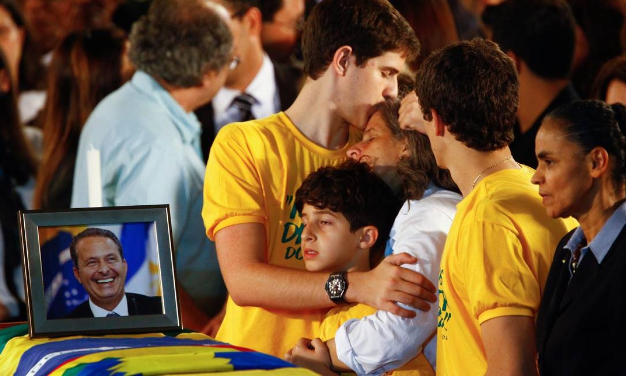 O abraço emocionado da família Campos junto ao caixão do político Foto: André Coelho / Agência O Globo