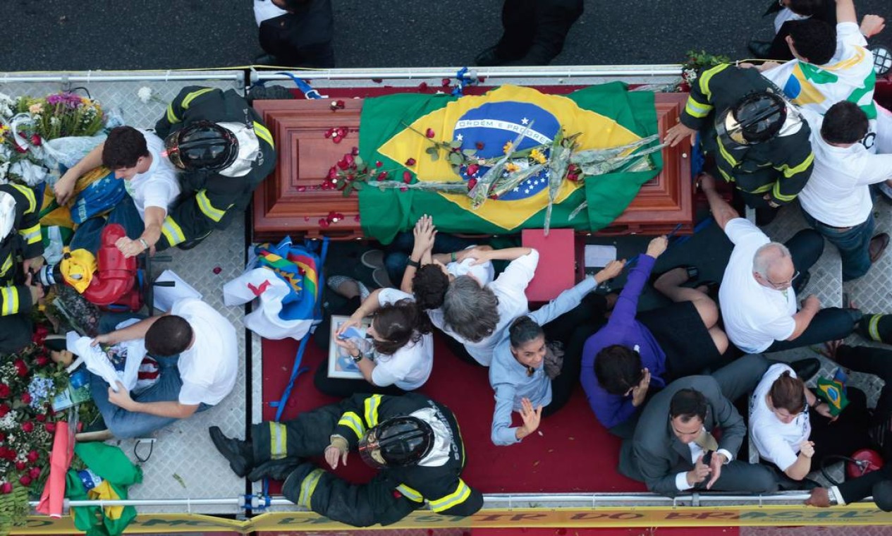 Familiares e a candidata Marina Silva levam o corpo de Eduardo Campos, em cima de um caminhão dos bombeiros para o enterro no cemitério Santo Amaro Foto: Pedro Kirilos / Agência O Globo