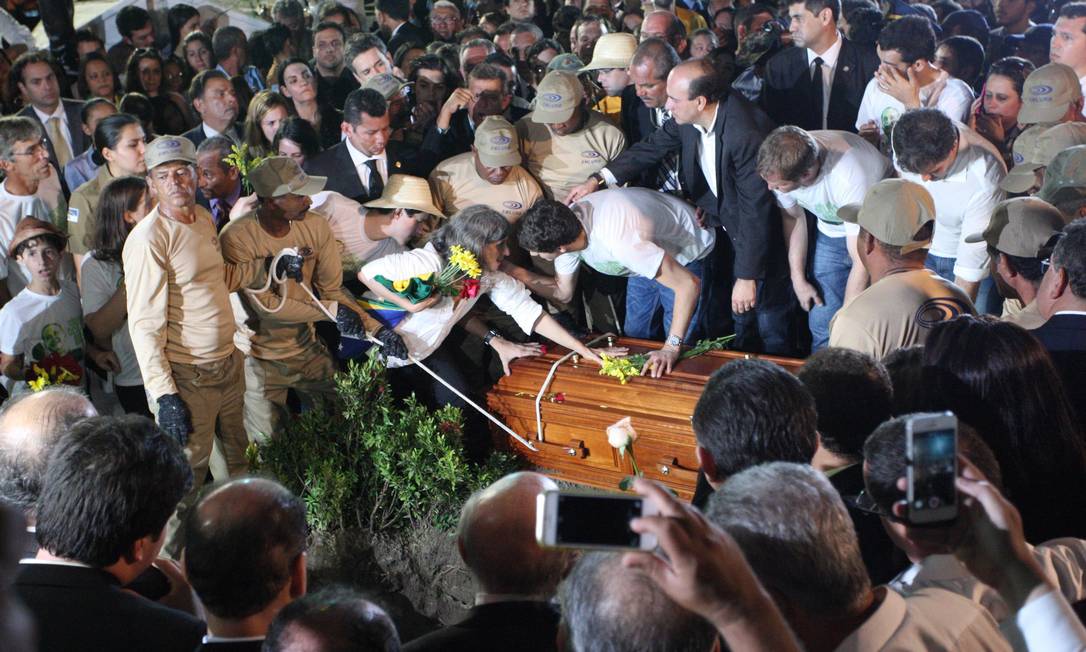 Renata, viúva de Eduardo Campos, coloca flores sobre o caixão do socialista Foto: André Coelho / Agência O Globo