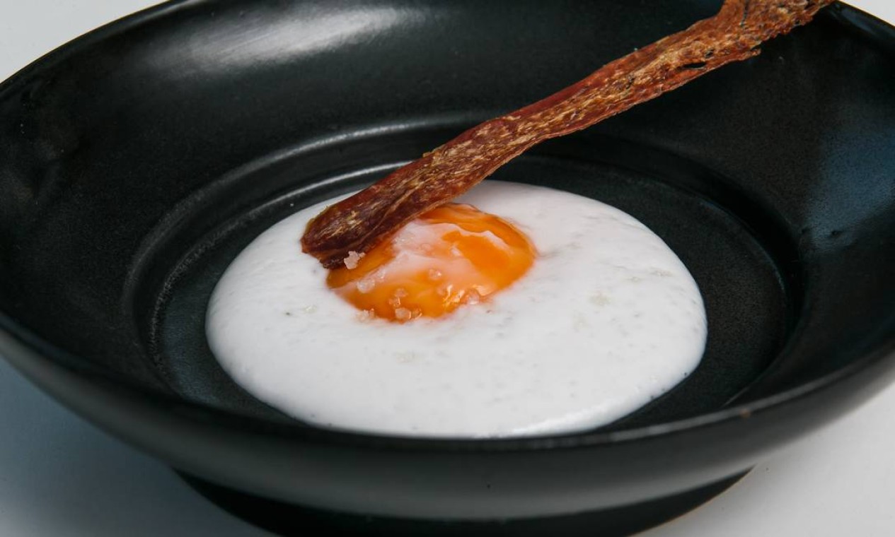 O chef Rafa Costa e Silva preparou um ovo frito com falsa clara, feita com espuma de inhame e leite de coco Foto: Marco Sobral/O Globo